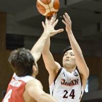 Japan\'s Daiki Tanaka shoots a second-quarter jumper as Iran\'s Saleh Foroutannik defends on Saturday in Sapporo. Iran defeated Japan 73-68 in the two-game exhibition series finale. | KYODO