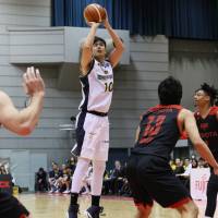 Brex big man Kosuke Takeuchi takes a first-quarter outside jumper against the Alvark on Wednesday night in Fuchu. Tochigi defeated the hosts 77-76. | B. LEAGUE