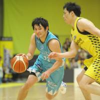 Kyoto\'s Yusuke Okada dribbles the ball during third-quarter action against host Shibuya on Sunday. The Hannaryz defeated the Sunrockers 79-75. | B. LEAGUE