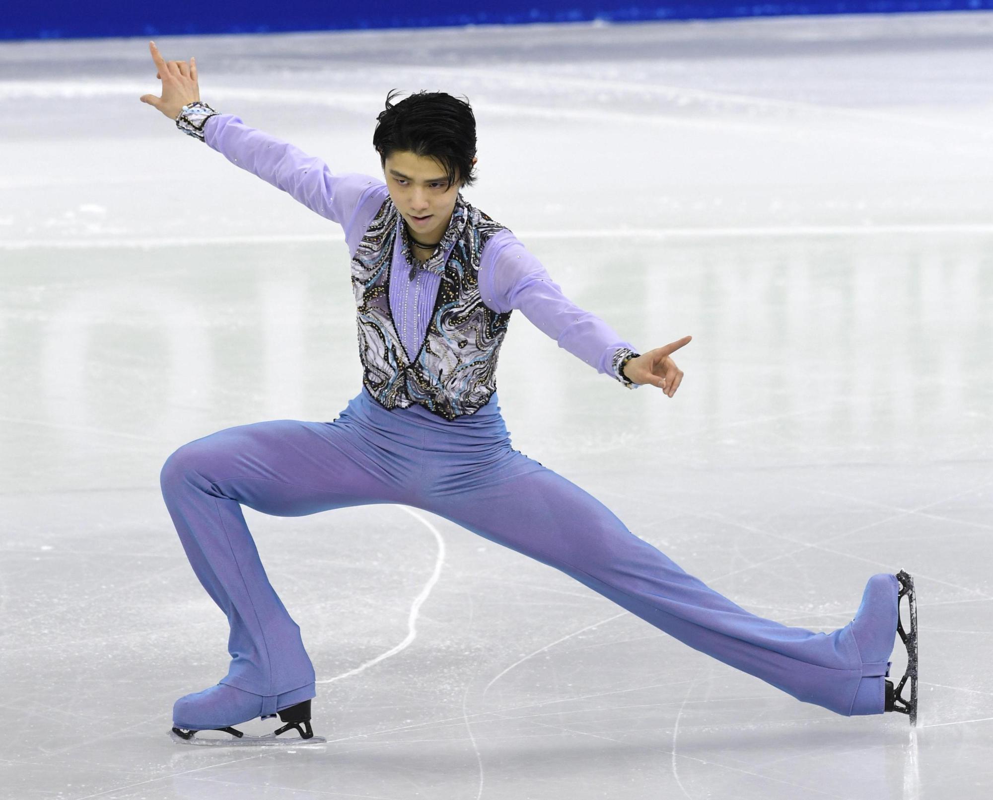 Yuzuru Hanyu skates during the men's short program at the Four Continents Championships on Friday in Gangneung, South Korea. Hanyu received 97.04 points and sits in third place. | KYODO