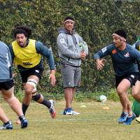 Sunwolves coach Filo Tiatia (center) oversees a practice session on Monday. | AFP-JIJI