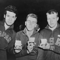 Swimmer Tsuyoshi Yamanaka (left), seen receiving the 1,500-meter freestyle silver medal at the 1956 Melbourne Olympics alongside winner Murray Rose of Australia (center) and bronze medalist George Breen of the United States, passed away on Friday. | KYODO
