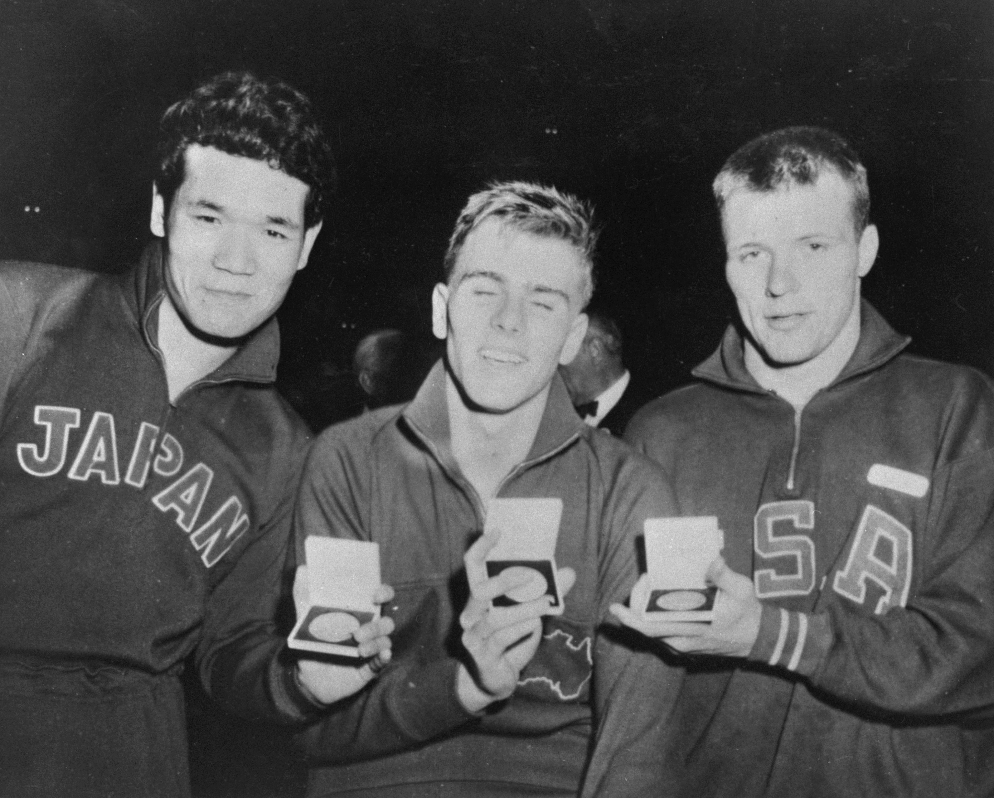 Swimmer Tsuyoshi Yamanaka (left), seen receiving the 1,500-meter freestyle silver medal at the 1956 Melbourne Olympics alongside winner Murray Rose of Australia (center) and bronze medalist George Breen of the United States, passed away on Friday. | KYODO
