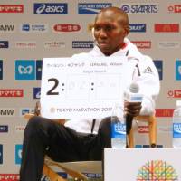 Kenya\'s Wilson Kipsang, seen at a news conference on Friday, said he believes he can set a world record in Sunday\'s Tokyo Marathon. | KYODO