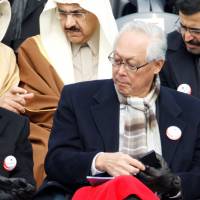 Finance Minister Taro Aso (from left), Singapore\'s Emeritus Senior Minister Goh Chok Tong and former Prime Minister Yasuo Fukuda attend the inauguration of South Korea\'s President Park Geun-hye in Seoul in 2013. | REUTERS