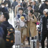 Travelers jam the departure lobby at Tokyo\'s Haneda airport. The capital\'s aviation hub saw a record 80.1 million passengers last year, buoyed by a rise in the number of foreign tourists. | KYODO
