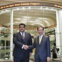 Khalid Abdullah Al Hussan, CEO of the Saudi Stock Exchange, and Akira Kiyota, CEO of Japan Exchange Group, Inc., meet Tuesday at the Tokyo Stock Exchange. | KYODO