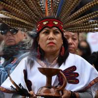 Native Americans and other demonstrators marching to the Federal Building in protest of U.S. President Donald Trump\'s executive order fast-tracking the Keystone XL and Dakota Access oil pipelines, in Los Angeles in February. | AFP-JIJI
