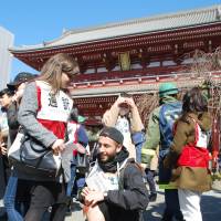 An earthquake evacuation drill that included foreign students was held in Tokyo\'s Asakusa tourist district Wednesday. | KYODO