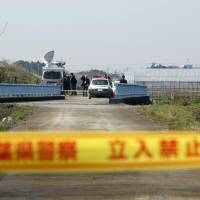 Police cordon off the area where the body of 9-year-old Le Thi Nhat Linh was found in Abiko, Chiba Prefecture. | KYODO