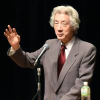 Former Prime Minister Junichiro Koizumi delivers a lecture on the nation\'s nuclear energy policy in Sapporo on Saturday. | KYODO