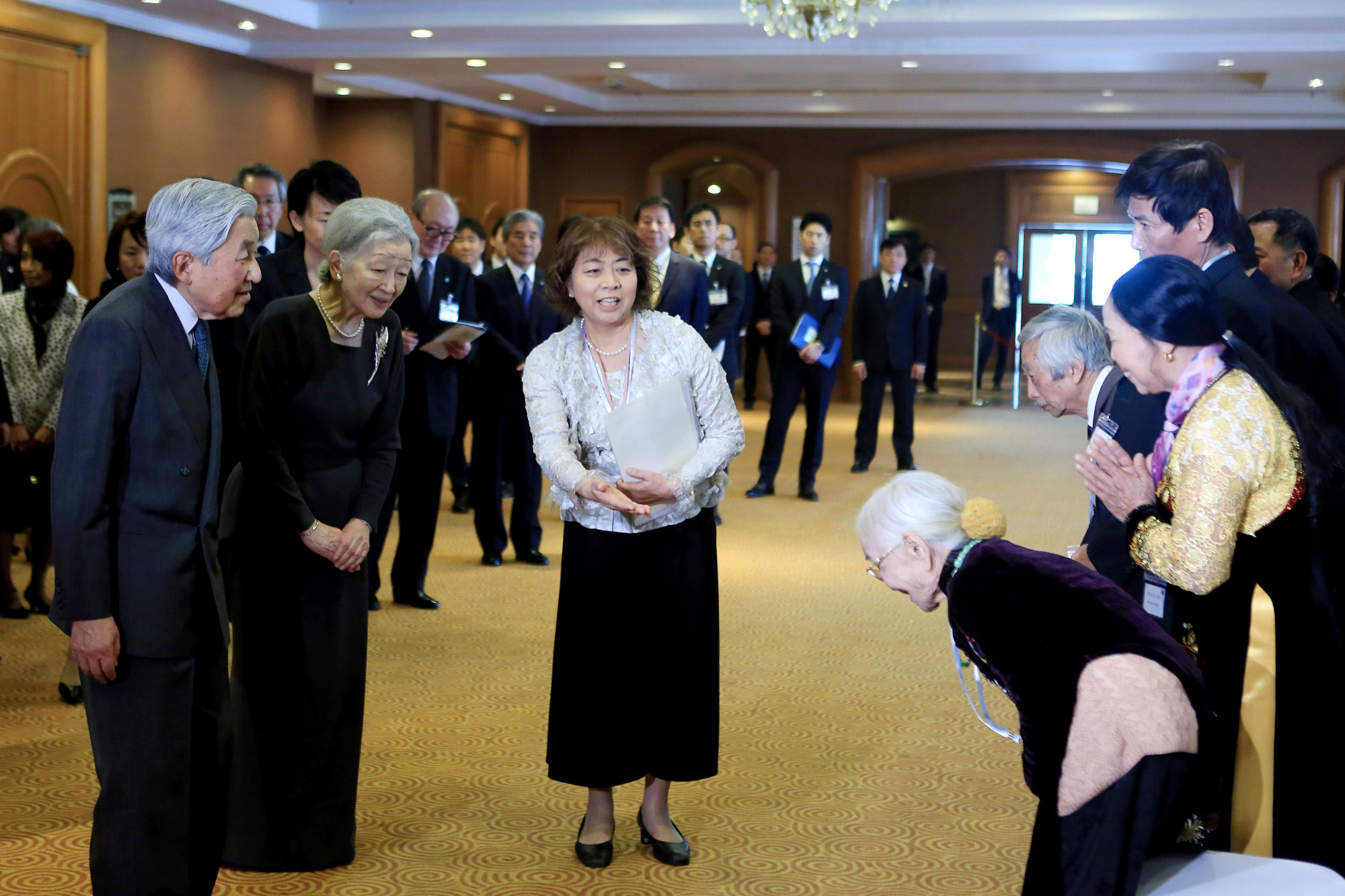 Nguyen Thi Xuan, 93, greets Emperor Akihito and Empress Michiko at a hotel in Hanoi on Thursday during an event held for the wives and offspring of Japanese war veterans who stayed in Vietnam after World War II. | AFP-JIJI