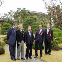 LDP Secretary-General Toshihiro Nikai (center) and others tour the restored residence of former Prime Minister Shigeru Yoshida on Sunday in the town of Oiso, Kanagawa Prefecture. Residence of former Prime Minister Shigeru Yoshida restored as annex to new museum