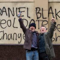 Dave Johns as Daniel protesting outside a job center in \"I, Daniel Blake. | © SIXTEEN TYNE LIMITED, WHY NOT PRODUCTIONS, WILD BUNCH, LES FILMS DU FLEUVE, BRITISH BROADCASTING CORPORATION, FRANCE 2 CINEMA AND THE BRITISH FILM INSTITUTE 2016; PORTRAIT PHOTO