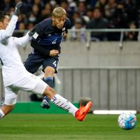 Japan\'s Keisuke Honda and Thailand\'s Adison Promrak compete during Tuesday\'s World Cup qualifier. | REUTERS