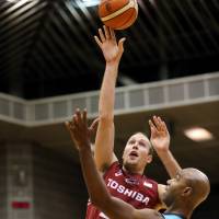 Kawasaki\'s Nick Fazekas takes a fourth-quarter shot as Kyoto\'s Marcus Dove defends at Todoroki Arena. The Brave Thunders defeated the Hannaryz 83-80 | B. LEAGUE