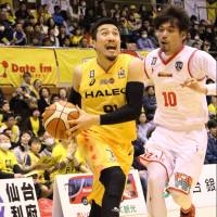 The 89ers’ Masaharu Kataoka drives to the basket in the fourth quarter as the Grouses’ Yu Okada defends. Sendai edged visiting Toyama 75-72. 89ers' White delivers winning plays against Grouses