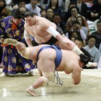 Ozeki Terunofuji overpowers Kotoshogiku on Saturday at the Spring Grand Sumo Tournament in Osaka. | KYODO