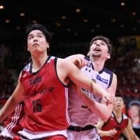 The Alvark’s Joji Takeuchi (left) and Brex’s Ryan Rossiter battle for position in third-quarter action on Sunday at Yoyogi National Gymnasium No. 2. Tochigi beat Tokyo 74-66. Brex shut down Alvark in fourth quarter