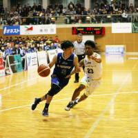 Shimane Susanoo Magic guard Jun Abe, seen in action last weekend against the Kagawa Five Arrows, is one of the first-place team’s most consistent perimeter shooters. Defense, determination fuel Shimane's success, second-flight title hopes