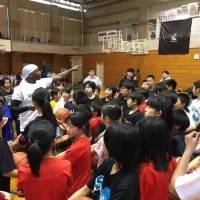 In his early 20s, Larry \"Bone Collector\" Williams, seen interacting with students during his March visit to Kansai, developed a large following after showcasing his splendid skills at the famous Rucker Park in New York City. | LARRY WILLIAMS