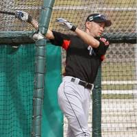 The Marlins\' Ichiro Suzuki takes batting practice on Thursday in Jupiter, Florida. | KYODO