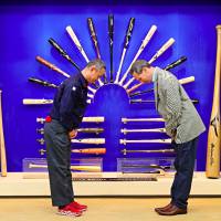 National Baseball Hall of Fame president Jeff Idelson (right) greets Mizuno\'s Tamio Nawa, the craftsman who has worked on bats for Hideki Matsui and Ichiro Suzuki, in Yoro, Gifu Prefecture, last week. | JEAN FRUTH / NATIONAL BASEBALL HALL OF FAME