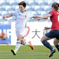 Japan\'s Kumi Yokoyama controls the ball as Norway\'s Maren Mjelde defends during Monday\'s Algarve Cup match in Faro, Portugal. | GETTY / KYODO