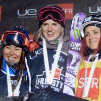 Ayana Onozuka (left) stands on the podium alongside women\'s halfpipe winner Cassie Sharpe (center) and bronze medalist Marie Martinod in Tignes, France, on Tuesday. | KYODO