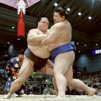 Kisenosato (left) tussles with Shodai at the Spring Grand Sumo Tournament in Osaka on Monday. | KYODO