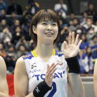 Saori Kimura waves to fans after playing in Toray Arrows\' 3-1 defeat to NEC Red Rockets in a V. League Premier League playoff match on Sunday. | KYODO