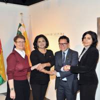 Bolivia\'s Charge d\'Affaires a.i. Angela Ayllon (second from left), exhibition curator Dante Chumacero (second from right), Instituto Cervantes Tokio administrator Maria Luisa Carranza (left) and Cultural Manager Teresa Iniesta (right) join hands at the opening ceremony of the \"ECOS DE ALTURE: ARTE BOLIVIANO DESDE OTRAS TIERRAS\" (Echoes from the highlands: Bolivian art from other lands) contemporary art exhibition, which runs through March 22, at Instituto Cervantes Tokio on March 2. | YOSHIAKI MIURA