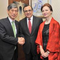 Peru\'s Ambassador Elard Escala (center) and his wife Cristina welcome Vice President of the Liberal Democratic Party and Chairman of the Japan-Peru Parliamentary Friendship League Masahiko Komura during a farewell reception at the ambassador\'s residence in Tokyo on March 15. | YOSHIAKI MIURA
