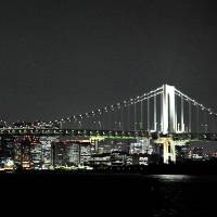 Among the views guests can enjoy on a night cruise are the Rainbow Bridge in Tokyo Bay, which is illuminated, and a nightscape featuring the capital\'s skyscrapers. | YOSHIAKI MIURA