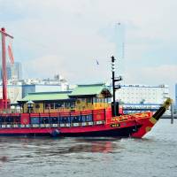 The Atakemaru leaves Harumi Pier in Tokyo Bay. Cruises with various service options and time schedules are available. | YOSHIAKI MIURA