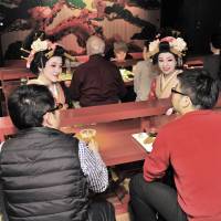 Foreign tourists enjoy food and drinks while conversing with \"Oedo Enbugeki\" stage performers. | YOSHIAKI MIURA