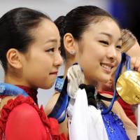 Mao Asada (left), with tears in her eyes, holds her silver medal next to South Korea\'s Yuna Kim, who won the gold, at the Vancouver Winter Olympics in February 2010. | KYODO