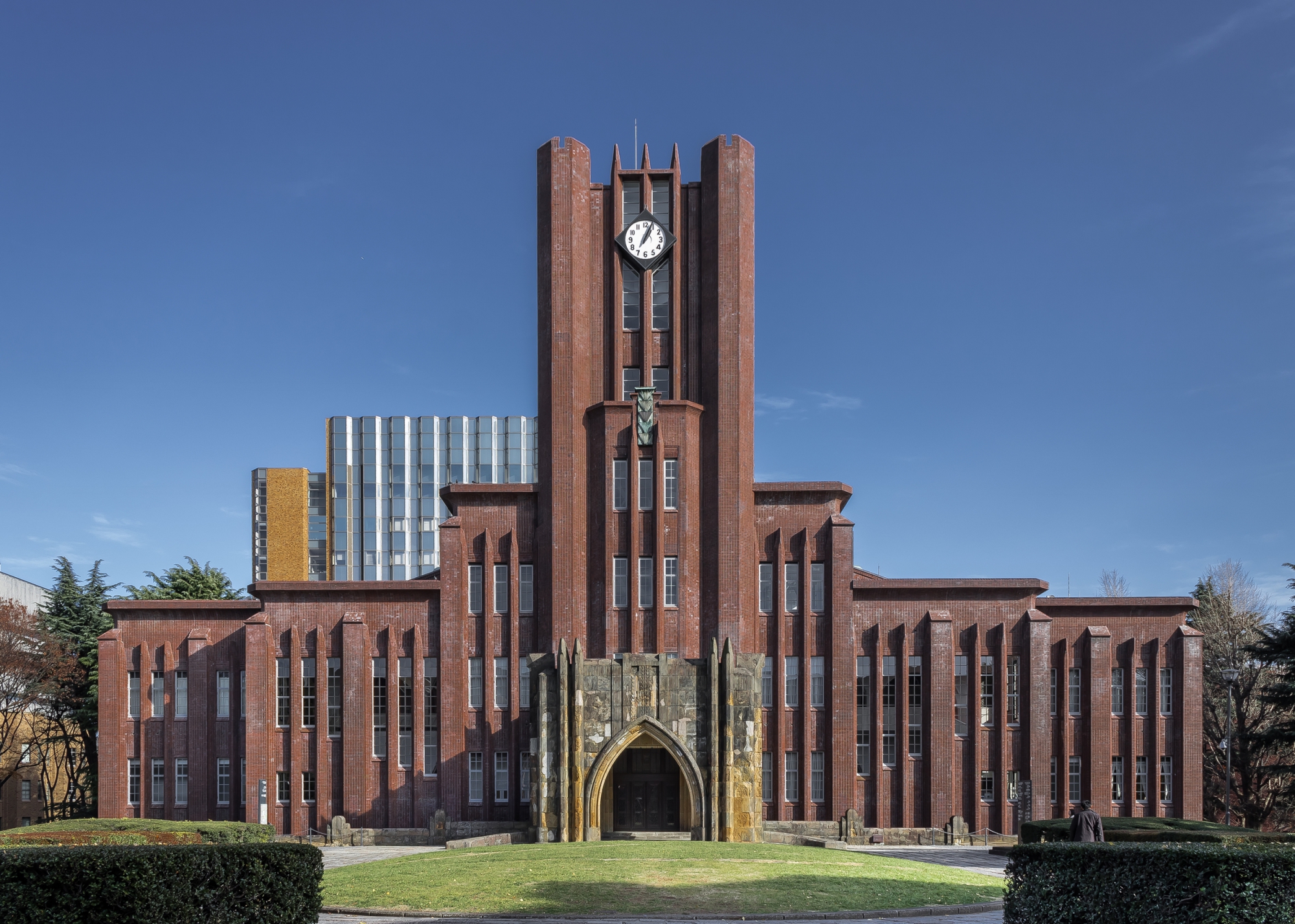 The Yasuda Auditorium of The University of Tokyo &#8212; the only Japanese institution to make the top 10 list of Times Higher Education magazine's ranking of Asian universities. | KAKIDAI / CREATIVE COMMONS
