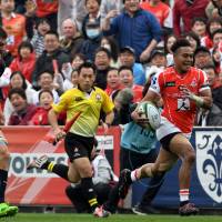 Kotaro Matsushima of the Sunwolves carries the ball past the Bulls\' Nick de Jager on Saturday at Prince Chichibu Memorial Ground in Tokyo. | AFP-JIJI