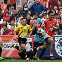 Kotaro Matsushima of the Sunwolves carries the ball past the Bulls\' Nick de Jager on Saturday at Prince Chichibu Memorial Ground in Tokyo. | AFP-JIJI