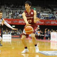 Brave Thunders guard Hiroki Taniguchi makes a bounce pass during the fourth quarter of Friday\'s game against the B-Corsairs at Todoroki Arena. Kawasaki defeated Yokohama 92-63. | B. LEAGUE