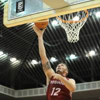 Kawasaki\'s Ryan Spangler attempts a layup in second-quarter action on Friday. Spangler finished with 18 points on 9-for-13 shooting and pulled down 12 rebounds. | B. LEAGUE