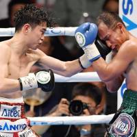 Kazuto Ioka (left) lands a punch on Thailand\'s Noknoi Sitthiprasert during their WBA bantamweight title fight in Osaka on Sunday. | KYODO