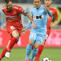 Gent\'s Yuya Kubo (right) moves the ball against Oostende in the Belgian first-division  playoffs on Friday. Kubo scored in the 1-1 draw. | KYODO