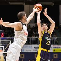 Tochigi\'s Ryan Rossiter attempts a jumper over Tokyo\'s Trent Plaisted during Saturday\'s game in Utsunomiya, Tochigi Prefecture. The Brex defeated the Alvark 80-66. | B. LEAGUE