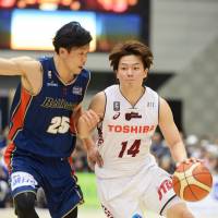 Kawasaki\'s Naoto Tsuji drives on Yokohama\'s Ken Takeda during Sunday\'s game at Yokohama International Swimming Pool. | B. LEAGUE