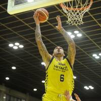 Sunrockers center Robert Sacre goes up for a layup against the B-Corsairs during Sunday\'s game at Aoyama Gakuin University Memorial Hall. Shibuya edged Yokohama 69-66. | B. LEAGUE