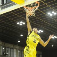 The Sunrockers\' Aki Chambers, seen in action in Saturday\'s series opener, helped Shibuya earn an 84-71 win over the Kawasaki Brave Thunders on Sunday at Aoyama Gakuin University Memorial Hall. Chambers had 13 points in the series finale. | B. LEAGUE