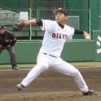 Kyosuke Takagi pitches for the Giants\' third team on Wednesday. | KYODO