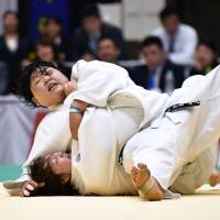 Sara Asahina (top) beats Rika Takayama by ippon in the semifinals of the over-78-kg competition at the national women\'s championship on Sunday. | KYODO
